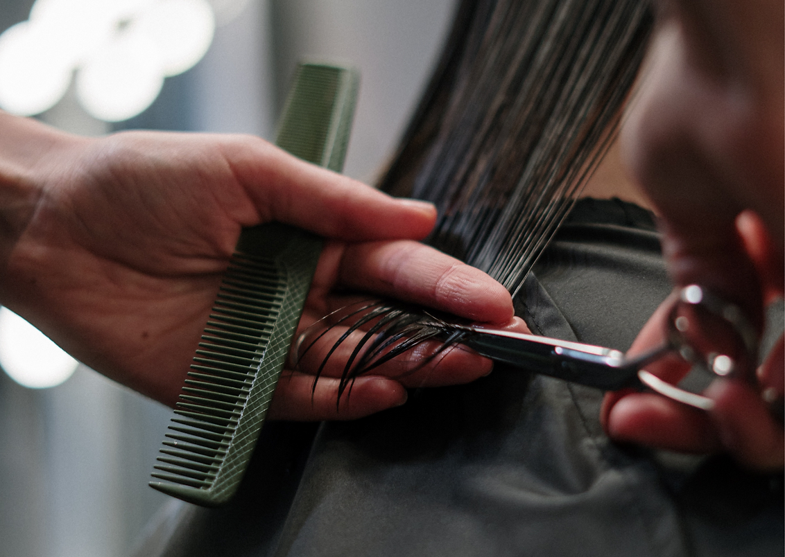 Corte de pelo sostenible. En MENTA Beauty Place reciclamos el cabello.