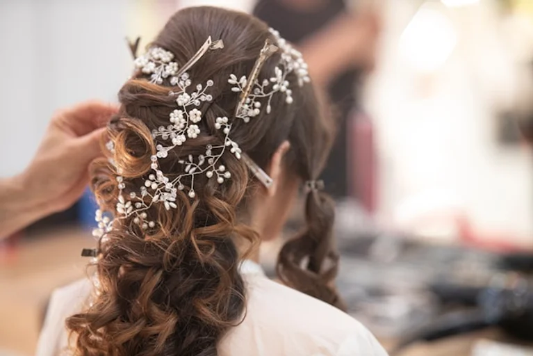 Explora los diferentes peinados para bodas al aire libre y sorprende